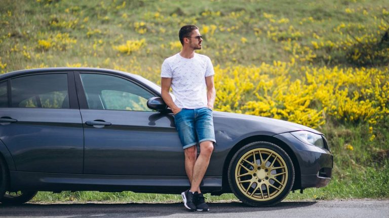 férfi autóval