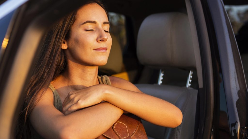 nő az autóban